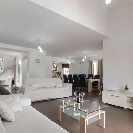 Casa For 8 People Near Pula With Volleyball Pitch And Children Playground * Filipana