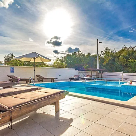 Villa Casa For 8 People Near Pula With Volleyball Pitch And Children Playground *